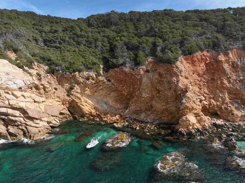 Explore the Hidden Gems of Var's Calanques on an Unforgettable Boat Tour!