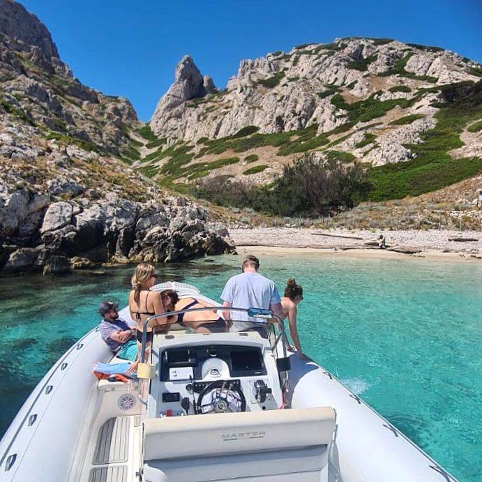 l’Eden Boat speedboat Calanques Cassis: l’Eden Boat’s semi-rigid boat cruising along the cliffs of the Calanques in Cassis.